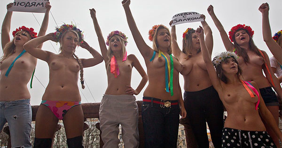 FEMEN провів топлес-протест під гаслами "Балкон це приватна власність" і "Існує бунтівний балкон" навпроти будівлі КМДА. / © Жіночий рух FEMEN
