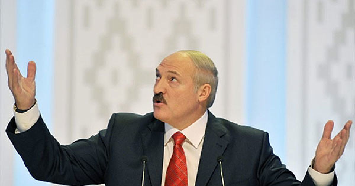 Білорусь, Мінськ. Президент Білорусі Олександр Лукашенко жестикулює під час прес-конференції в Мінську. Придушення протестів опозиції після виборів у Білорусі завдало " потенційно смертельний удар" по спробах президента Олександра Лукашенка поліпшити відносини із Заходом, вважають аналітики. Лукашенко називають останнім диктатором у Європі. / © AFP