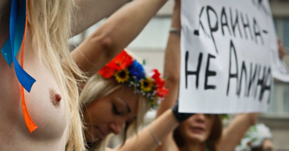 Активістки жіночого руху FEMEN влаштували біля пам&rsquo;ятника Леніну в центрі Києва топлес-акцію "Україна - не Аліна" проти візиту до України прем'єр-міністра Росії Володимира Путіна. / © femen.livejournal.com