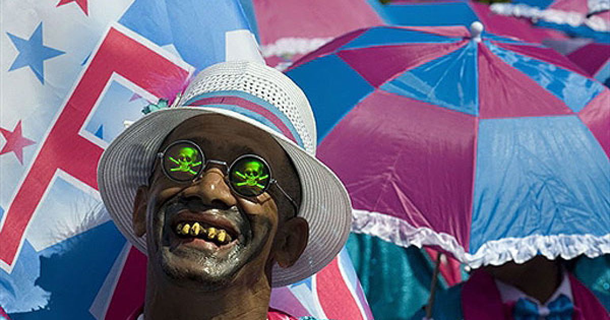 Південна Африка, Кейптаун. Людина бере участь у щорічному міському карнавалі менестрелів у Кейптауні. Цей карнавал зазвичай відбувається на початку січня кожного року, його також називають "другим Новим роком". / © AFP