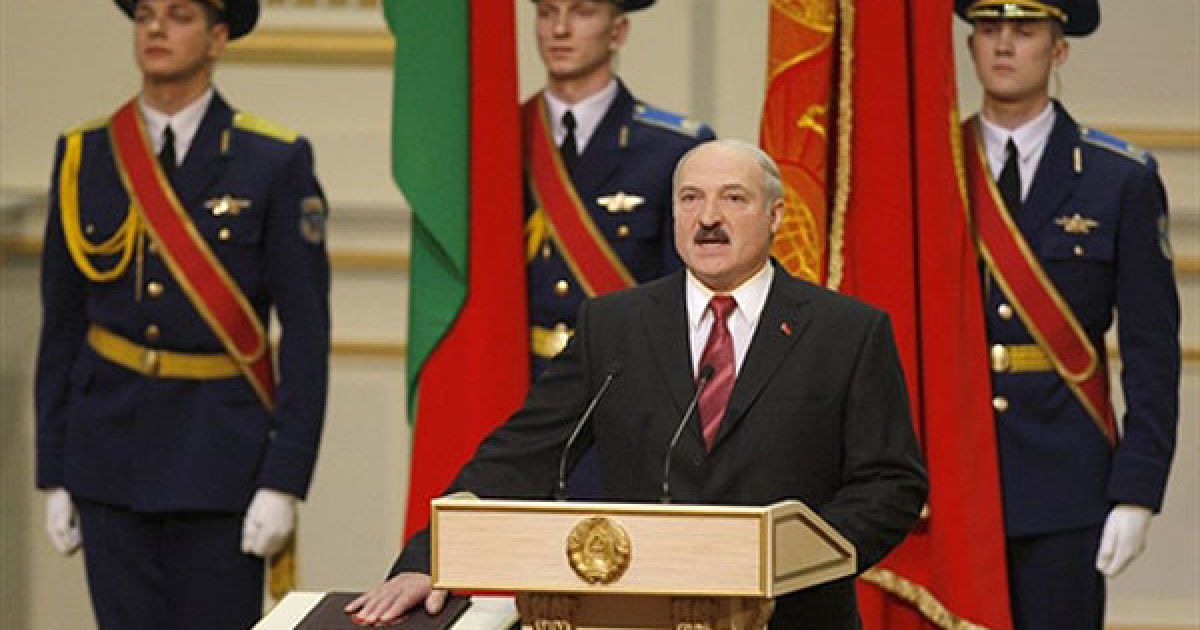Білорусь, Мінськ. Президент Білорусії Олександр Лукашенко приймає президентську присягу, поклавши руку на Конституцію Республіки Білорусь, під час церемонії інавгурації в Палаці Республіки у Мінську. Лукашенко присягнув на четвертий термін після спірної перемоги на виборах. / © AFP