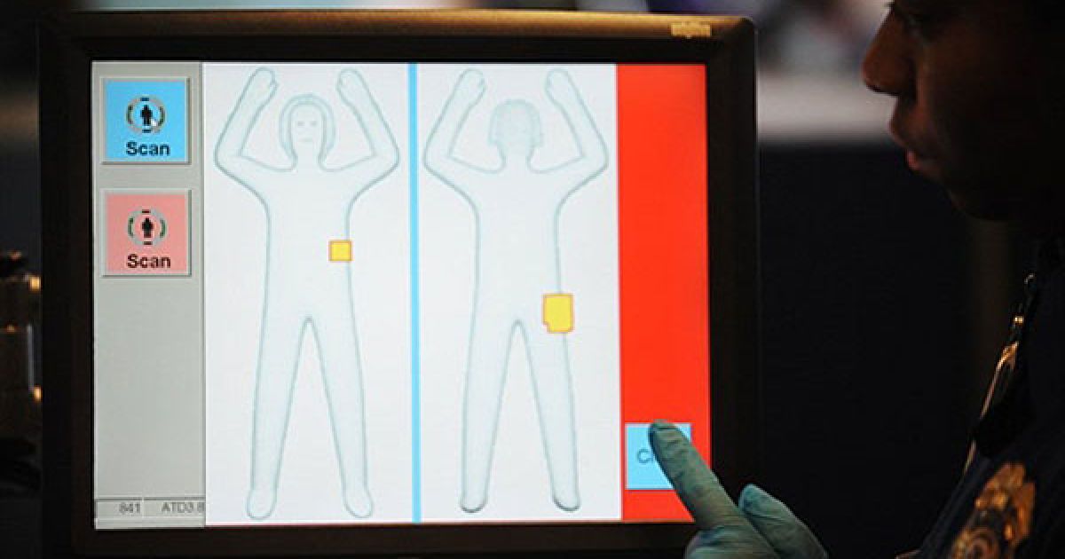 США, Вашингтон. Співробітник Управління транспортної безпеки дивиться на монітор під час демонстрації роботи нових апаратів програмного забезпечення в Національному аеропорту Рейгана у Вашингтоні. Нове обладнання не надаватиме точних зображень тіл пасажирів, залишаючи загальний контур. / © AFP