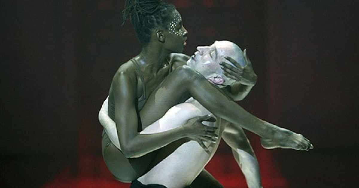 Угорщина, Будапешт. Танцюристи з трупи "Yvett Bozsik dance" Валенсія Джеймс і Томаш Ваті виступають на театральному фестивалі мистецтв у Будапешті. Вони представлять публіці "Жар-птицю" Ігоря Стравінського. / © AFP