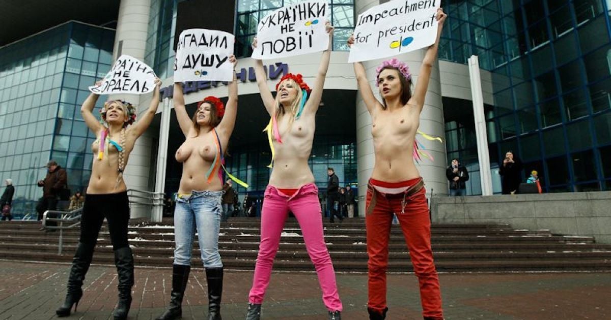 Активістки руху FEMEN виступили проти "політичного срачу" і заяв президента України на саміті у Давосі. / © femen.livejournal.com