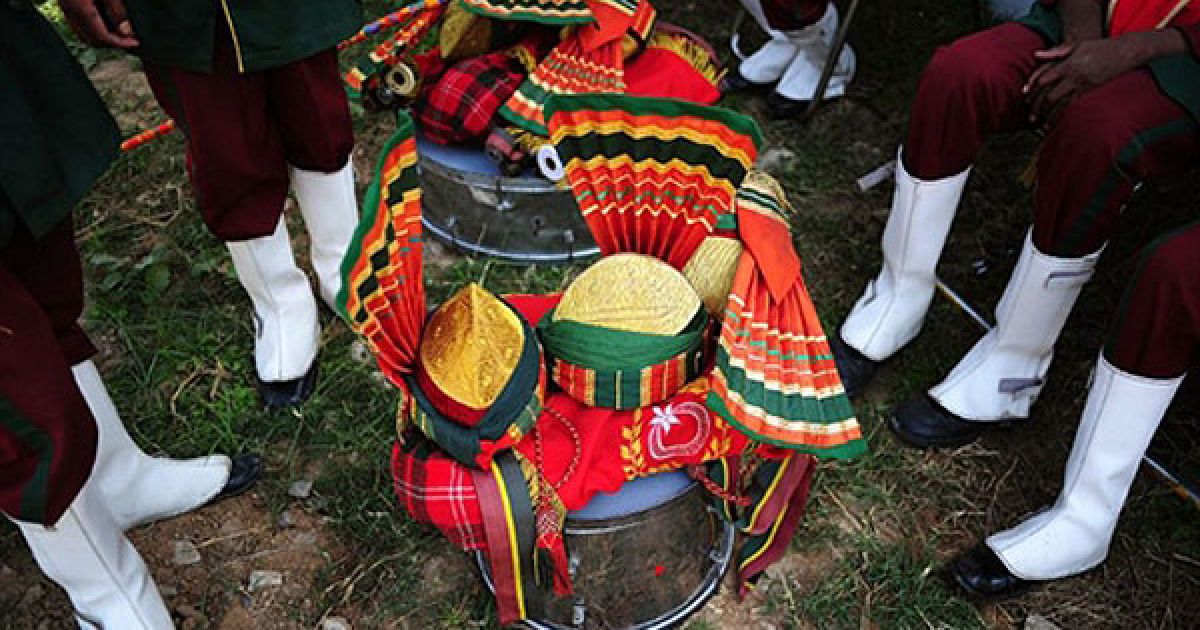 Пакистан, Равалпінді. Тюрбани відставних пакистанських військових волинщиків барабанщиків складені перед концертом. Традиційний шотландський інструмент &mdash; волинка &mdash;був прийнятий пакистанською армією після тривалого британського колоніального правління. Музиканти армії у відставці продовжувати заробляти собі на життя, граючи на весіллях. / © AFP