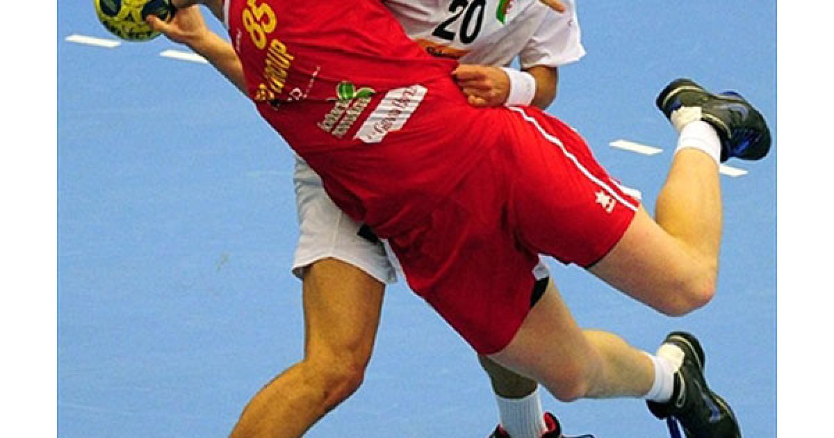 Швеція, Лунд. Гравець збірної Румунії з гандболу Ден Андрій Савенко намагається забити м&rsquo;яч під час матчу між Румунією та Алжиром на 22-му Чемпіонаті світу з гандболу серед чоловіків, який проходить в Лунді. / © AFP