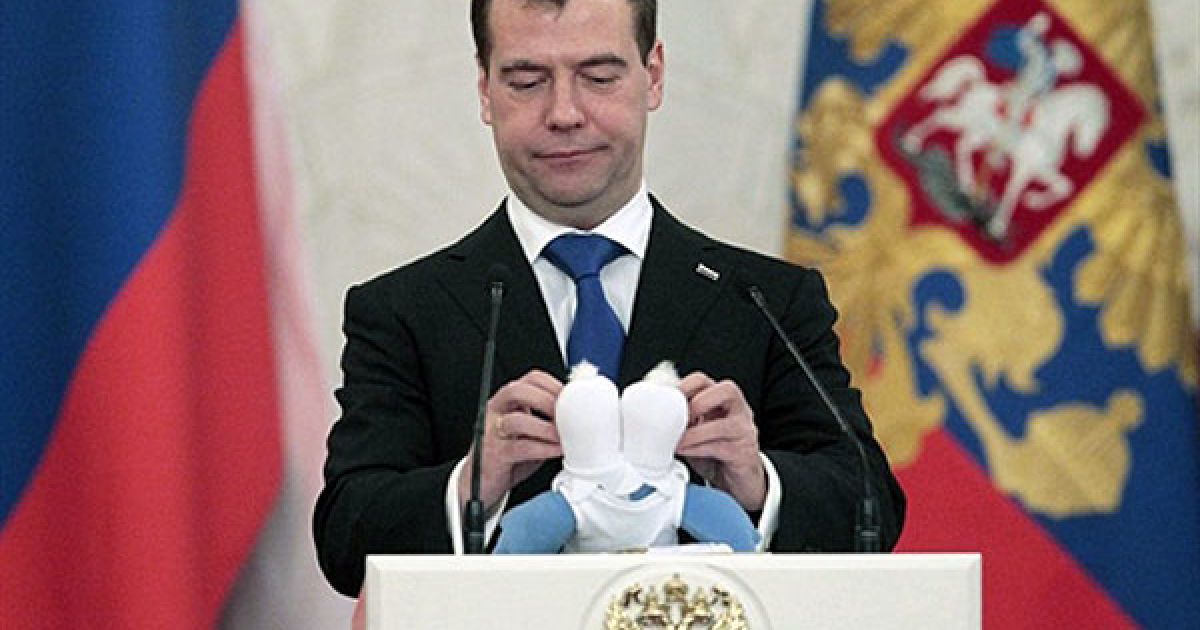 Росія, Москва. Президент Росії Дмитро Мєдвєдєв тримає в руках м&rsquo;яку іграшку, символ перемоги у Всесвітній Зимовій Універсіаді 2011, під час зустрічі з російськими спортсменами у Кремлі. / © AFP
