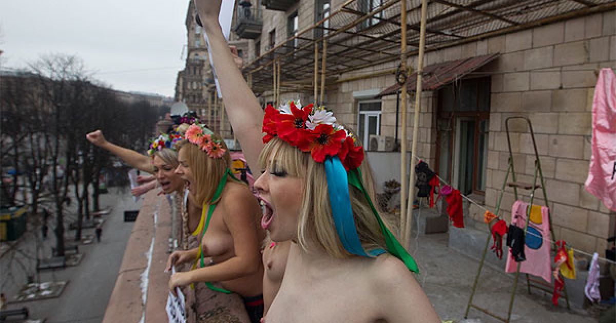 FEMEN провів топлес-протест під гаслами "Балкон це приватна власність" і "Існує бунтівний балкон" навпроти будівлі КМДА. / © Жіночий рух FEMEN