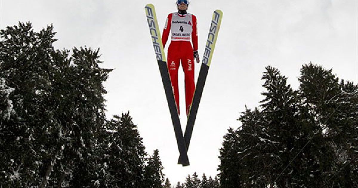 Швейцарія, Енгельберг. Швейцарський спортсмен Ремі Франс злітає у повітря під час кваліфікаційного раунду змагань зі стрибків з трампліну на Кубку світу.