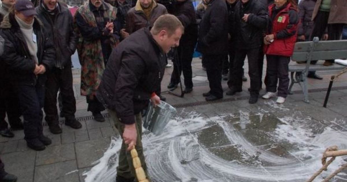 Після цього підприємці вирішили помити не лише руки, а й місце, де стояли представники влади. / © Газета.ua