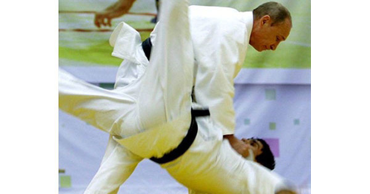 Спочатку Володимир Путін вийшов на килим із членами збірної Росії з дзюдо, а потім також попрактикуватися у греко-римській та вільній боротьбі. / © AFP