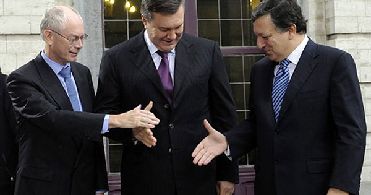 Бельгія, Брюссель. Голова Європейської комісії Жозе Мануель Баррозу, президент Ради ЄС Херман ван Ромпей і президент України Віктор Янукович потискають руки перед початком саміту Україна-ЄС, який проходить у Брюсселі. / © AFP