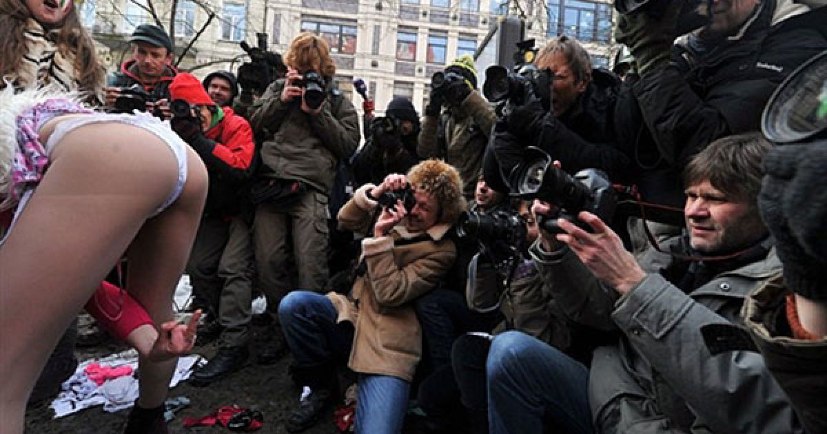 Україна, Київ. Активістки жіночого руху FEMEN провели акцію протесту під гаслом "Італія не бордель" перед будівлею посольства Італії у Києві. Українські феміністки підтримали тисячі італійських жінок і виступили проти спотворення образу італійської жінки через численні скандали прем'єр-міністра Італії Сільвіо Берлусконі. / © AFP