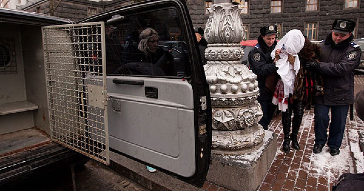 Охорона Кабміну затримала "кровосісю" і передала її працівникам Печерського РУВС. / © Жіночий рух FEMEN