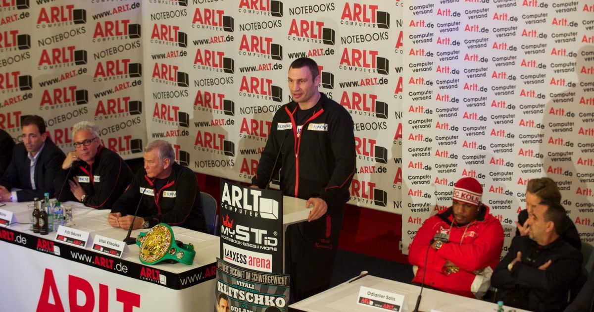 Віталій Кличко вийшов на брифінг з поясом чемпіона / © klitschko.com