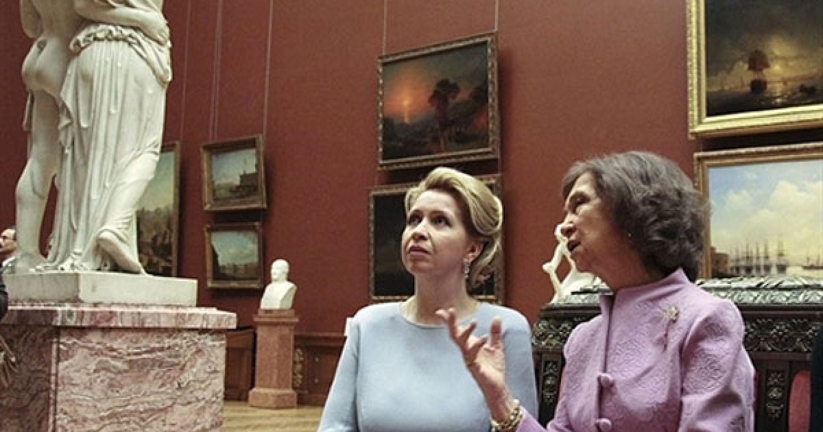 Росія, Санкт-Петербург. Дружина президента Росії Дмитра Мєдвєдєва Світлана (L) і королева Іспанії Софія відвідали Російський музей у Санкт-Петербурзі. Король Іспанії Хуан Карлос I і королева Софія прибули в Росію в рамках відкриття cgbkmyjuj російсько-іспанського року культури. / © AFP