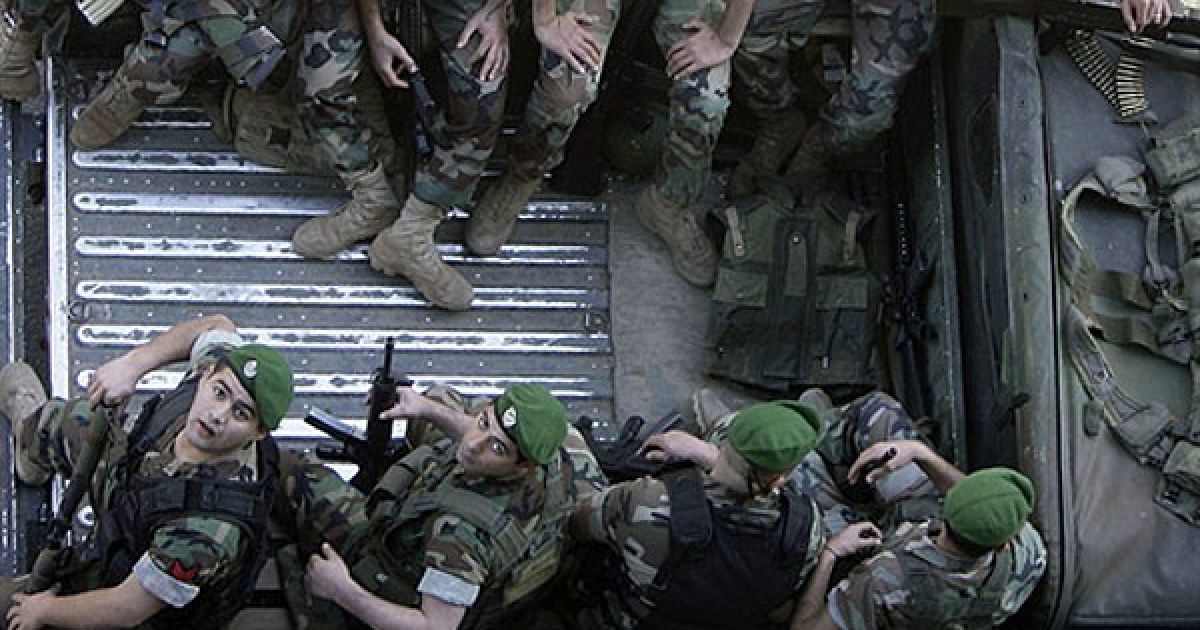 Ліван, Бейрут. Ліванські війська патрулюють центр Бейрута на тлі зростаючої напруженості у ліванській столиці. Десятки молодих людей вийшли на вулиці, що викликало побоювання щодо нової хвилі насильства, пов&#039;язаного із політичною кризою на сході країни. / © AFP