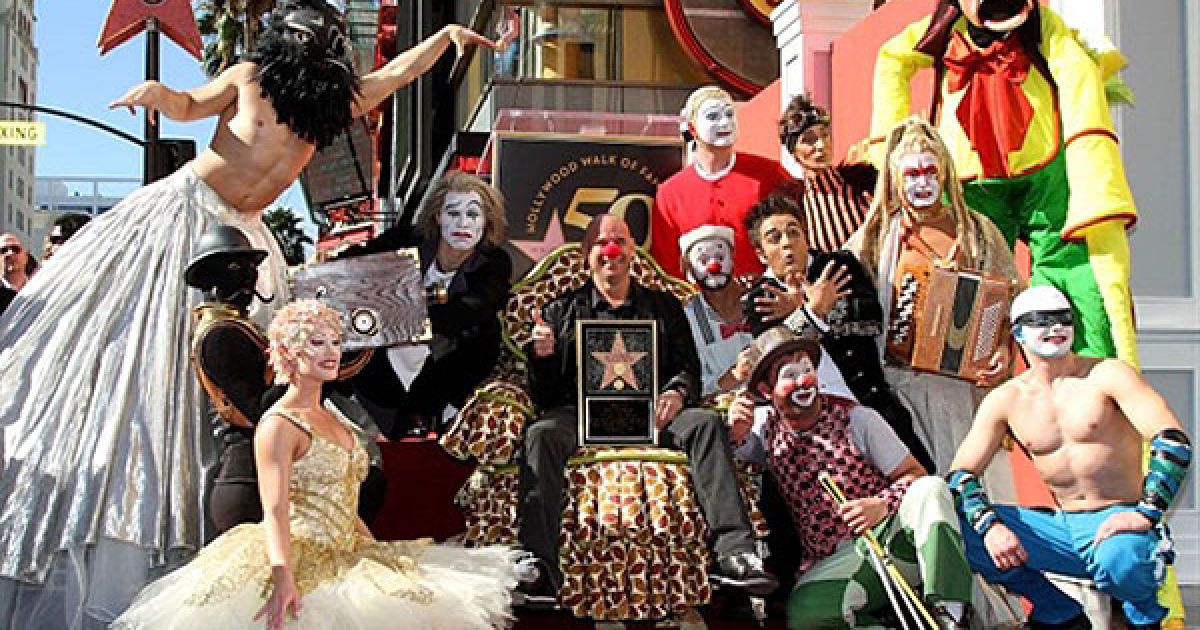 США, Голлівуд. Засновник "Цирку дю Солей" Гі Лаліберте (в центрі) та артисти всесвітньо відомого цирку під час церемонії відкриття на їхню честь зірки на Голлівудській Алеї слави. / © AFP