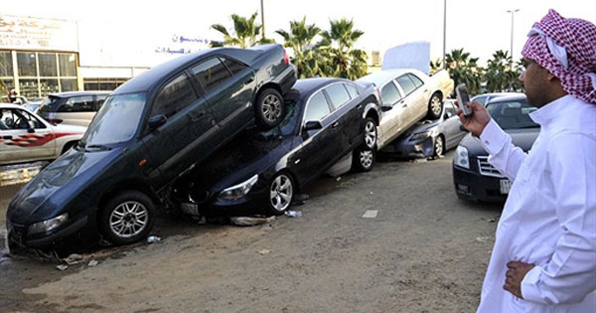 Саудівська Аравія, Джидда. Автомобілі, пошкоджені під час проливних дощів і повеней у місті Джидда. Саудівська влада проводить операцію з порятунку мешканців на узбережжі Червоного моря, де через повені у 2009 році загинули 123 людини. / © AFP