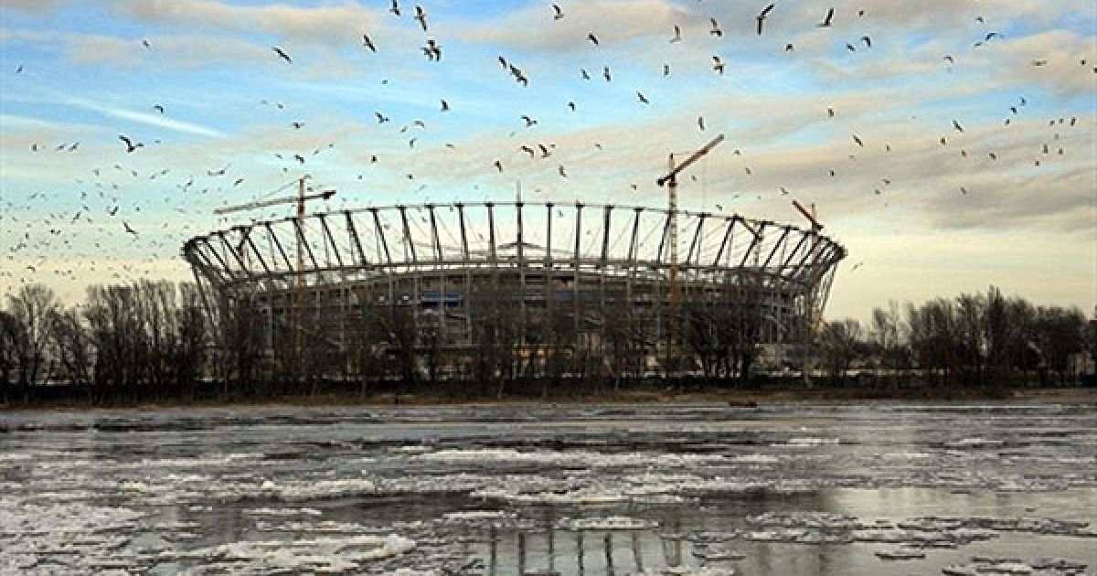 Польща, Варшава. Птахи літають над будівництвом Національного стадіону у Варшаві. Саме цей стадіон прийме матч, який відкриє Чемпіонат Європи з футболу у 2012 році. Цей захід спільно проводять Польща і Україна. / © AFP