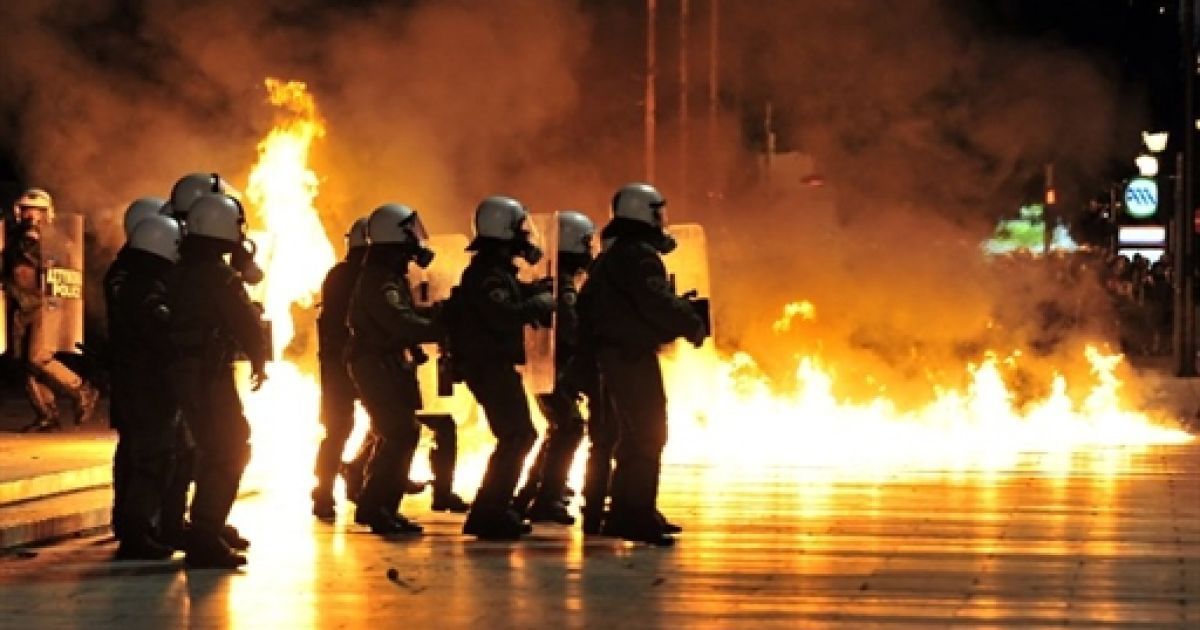 Пошкоджено вітрини магазинів і банків, зупинки та телефонні будки. / © AFP