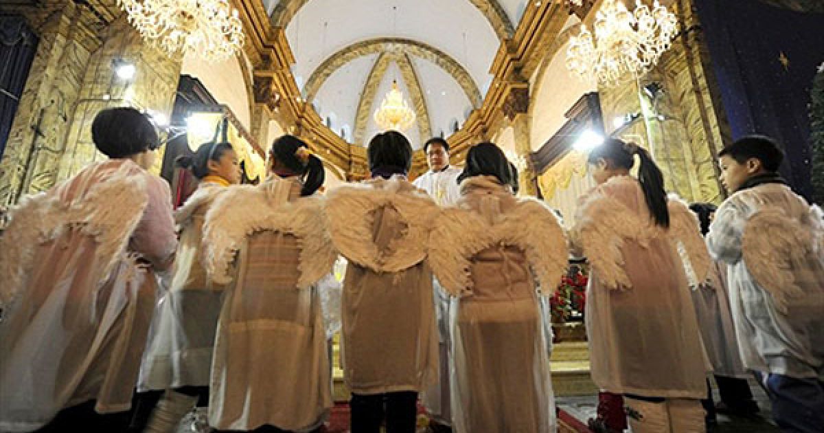 Китай, Пекін. Китайські діти, одягнені янголами, відвідують різдвяну службу у католицькій церкві у Пекіні. Ватикан і Китай не мають офіційних дипломатичних зв'язків з 1951 року, коли Святійший Престол "обурив" комуністичний уряд Мао Цзедуна, визнавши націоналістичний режим в якості законної влади Китаю. / © AFP