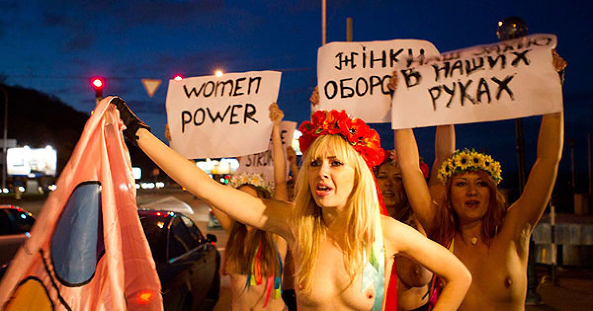 Жіночий рух FEMEN провів у Києві топлес-акцію, присвячену Міжнародному дню боротьби з насильством над жінками.