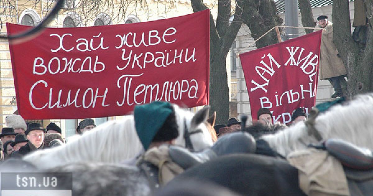 На Софійській площі зібрали кілька сотень акторів масовки.