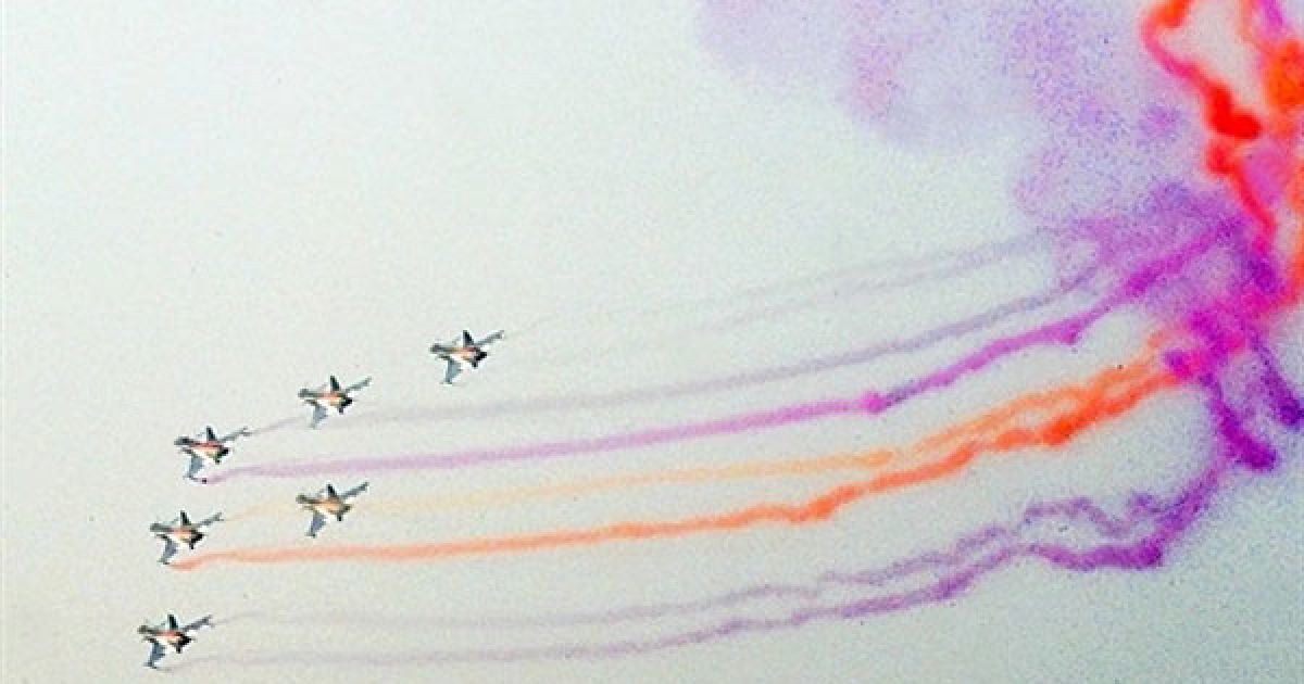 Виступ винищувачів на авіасалоні "Airshow China 2010" / © AFP