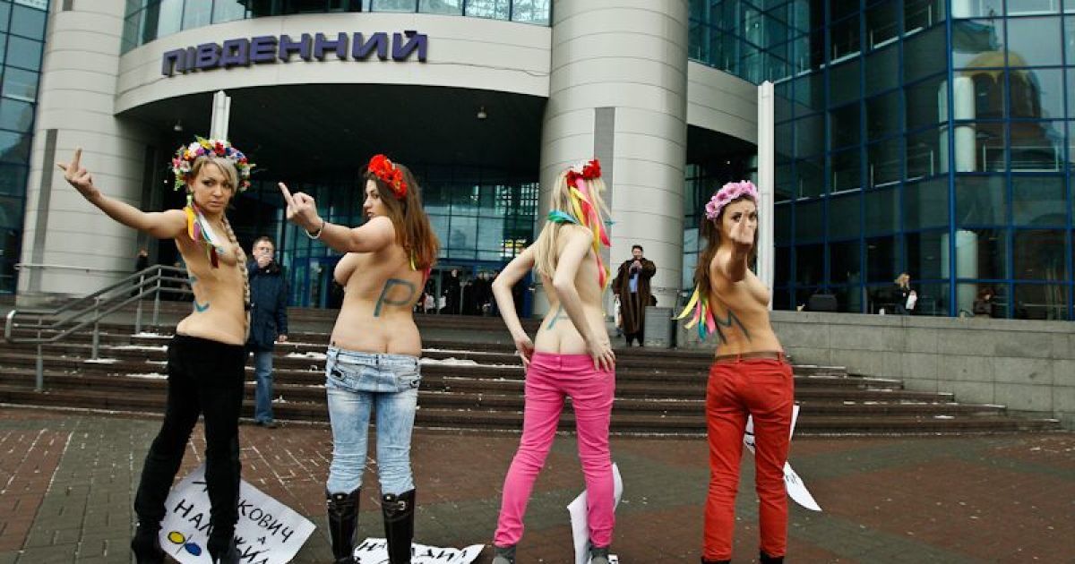Активістки руху FEMEN виступили проти "політичного срачу" і заяв президента України на саміті у Давосі. / © femen.livejournal.com