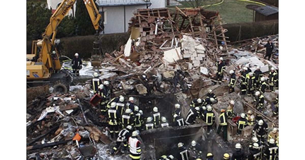 Німеччина, Гермерінг. Команда рятувальників працює на місці вибуху, який стався у житловому будинку в місті Гермерінг, південна Німеччина. В результаті вибуху, загинула 84-річна жінка, її 88-річний чоловік зник безвісті. / © AFP