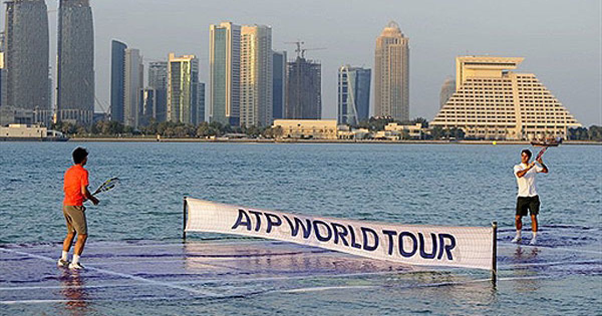 Катар, Доха. Перша ракетка світу, іспанець Рафаель Надаль і всесвітньовідомий швейцарський тенісист Роджер Федерер зіграли показову гру на плаваючій платформі у Уест-Бей. Фото AFP/HO/QATAR OPEN/JULIEN CROSNER / © AFP