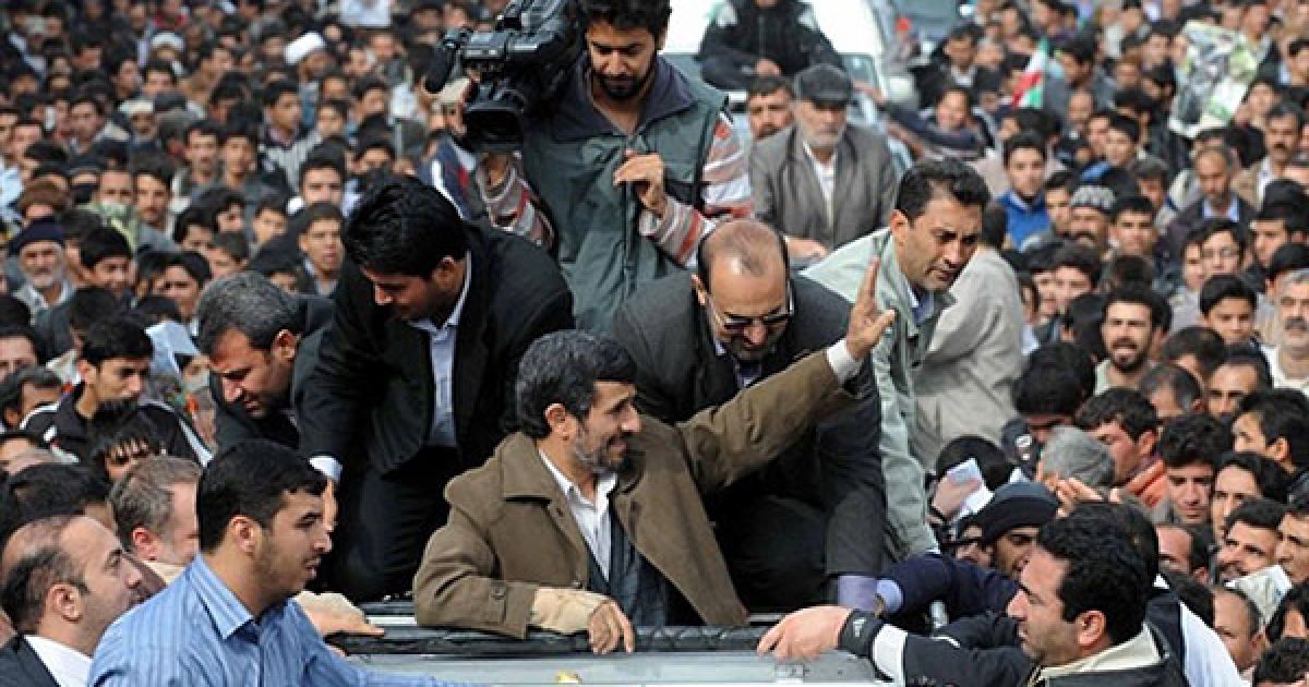 Іран, Боджнурд. Президент Ірану Махмуд Ахмадінежад вітає своїх прихильників під час мітингу у північно-східному місті Боджнурд. Ахмадінежад обрушився із критикою на Росію, заявивши, що вона "сдала" Іран заклятому ворогу &mdash; Сполученим Штатам. скасувавши контракт на постачання ракет С-300 класу "земля-повітря". / © AFP