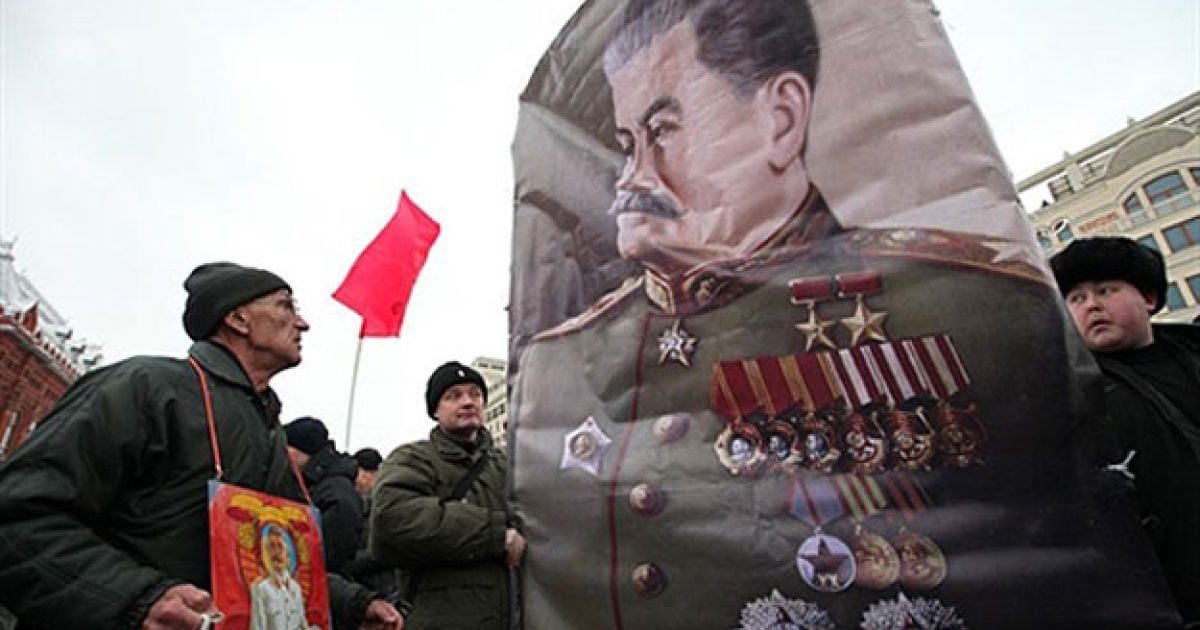 Росія, Москва. Чоловік тримає портрет радянського диктатора Йосипа Сталіна під час мітингу на Красній площі. У Москві провели пам&rsquo;ятний мітинг, присвячений 131-річчю з дня народження Йосипа Сталіна.