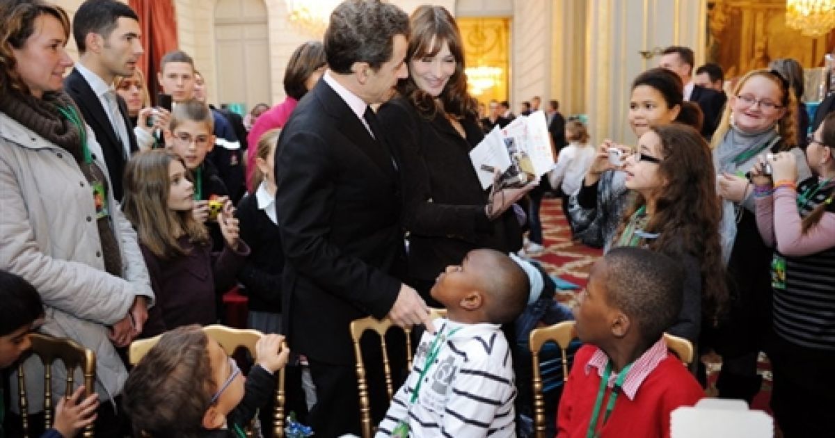 Президент Франції Ніколя Саркозі і його дружина колишня модель і актриса Карла Бруні-Саркозі взяли участь у різдвяних святкуваннях у Єлисейському палаці в Парижі.