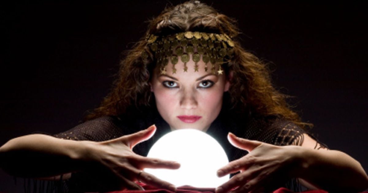 Игра на внимательность: найдите три отличия на изображении с гадалкой