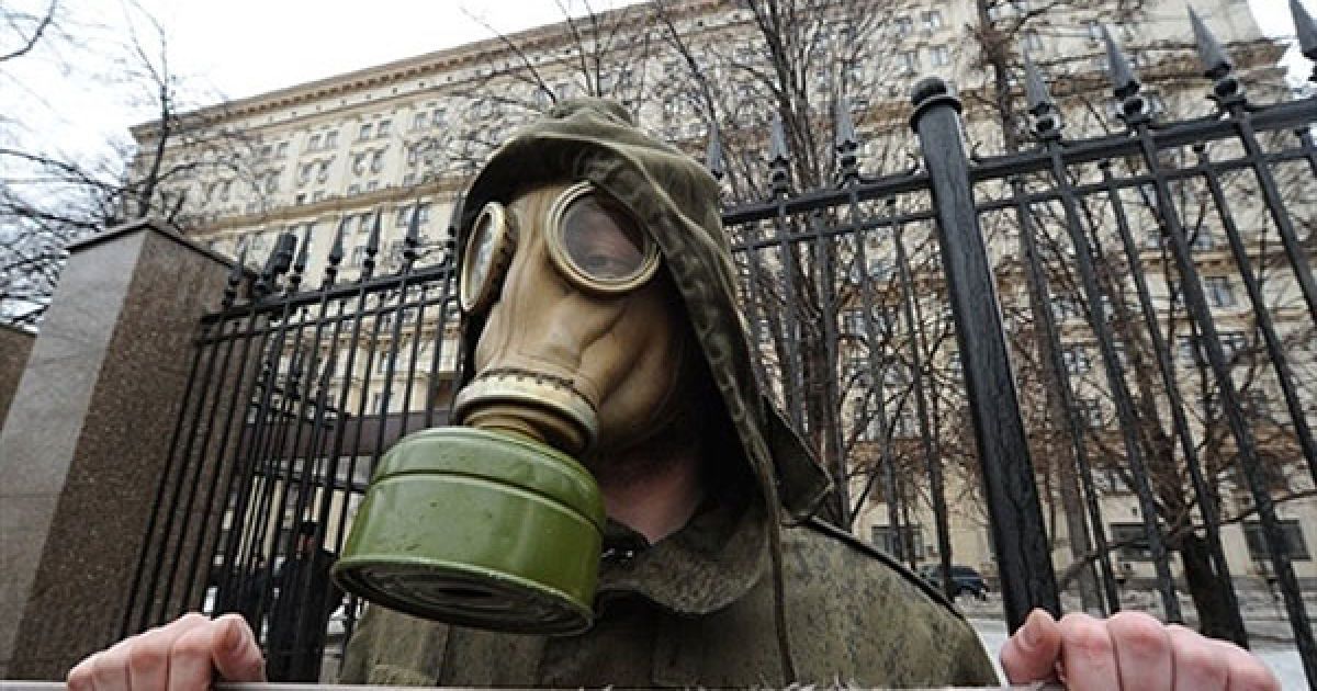 Росія, Москва. Російський еколог у протигазі бере участь у акції протесту проти використання ядерної енергії і на підтримку жертв стихійного лиха в Японії, яку провели перед "Росатомом" у Москві. / © AFP