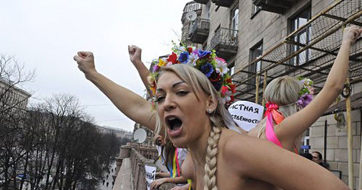 Топлес-протест FEMEN "Бунтівний балкон" пройшла на балконі в центрі Києва, навпроти будівлі КМДА. / © УНІАН