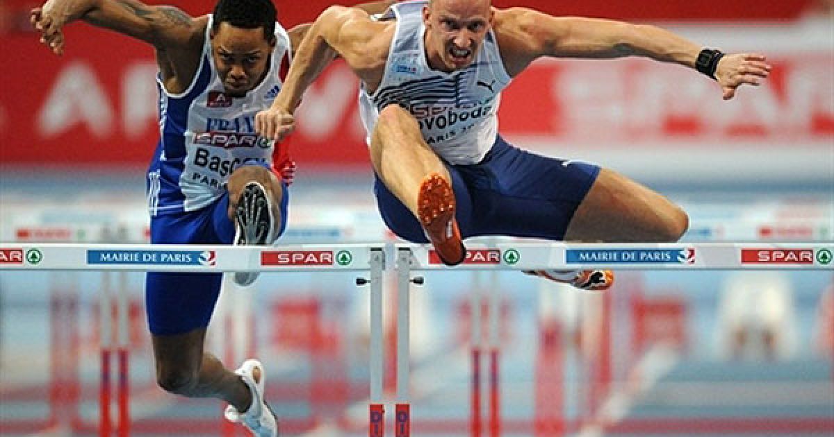 Франція, Париж. Чеський легкоатлет Петро Свобода і француз Дімітрі Баску змагаються у фінальному забігу на 60 м з перешкодами на Чемпіонаті Європи з легкої атлетики у приміщеннях. / © AFP