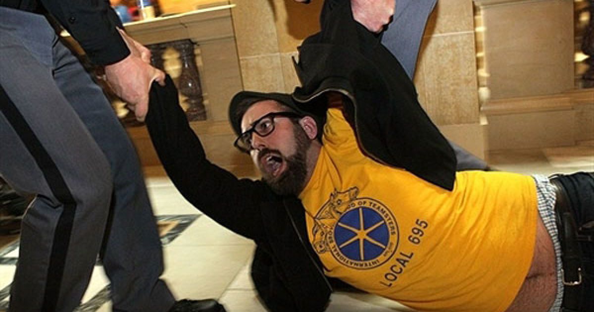 США, Медісон, штат Вісконсін. Поліція затримала учасників акції протесту, які заблокували входи до Асамблеї штату Вісконсін. / © AFP