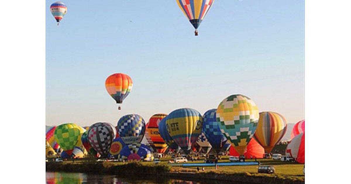 Японія, Сага. Кольорові повітряні кулі злітають у повітря над річкою під час відкриття Міжнародного фестивалю повітряних куль у японському місті Сага. У фестивалі беруть участь близько 100 повітряних куль з 14 країн. / © AFP