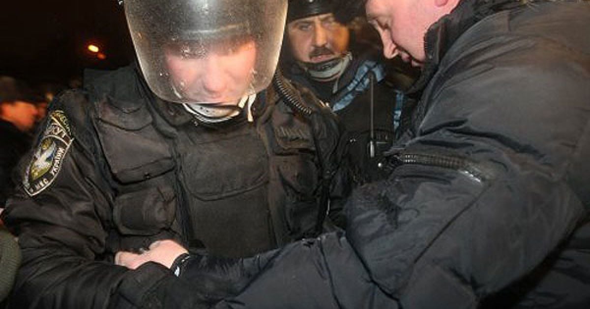 У ніч з четверга на п&#039;ятницю із застосуванням спецпідрозділів МВС на Майдані Незалежності в Києві було розібрано наметове містечко підприємців, які протестували проти Податкового кодексу. / © УНІАН