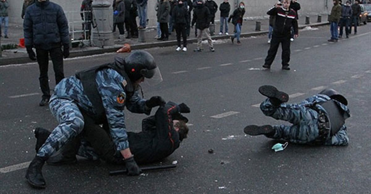 На Манежній площі в центрі Москви футбольні фанати влаштували масову бійку з співробітниками міліції. / © AFP