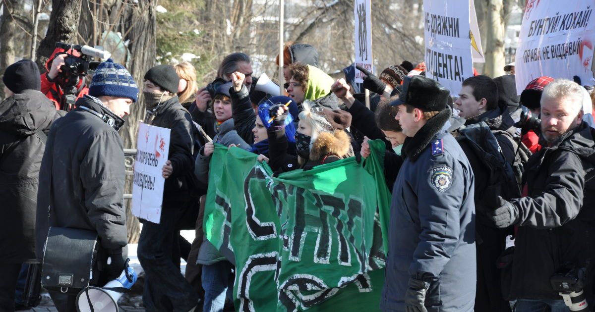 В центрі Києва зібралися кількасот студентів, які протестували проти законопроекту "Про вищу освіту"