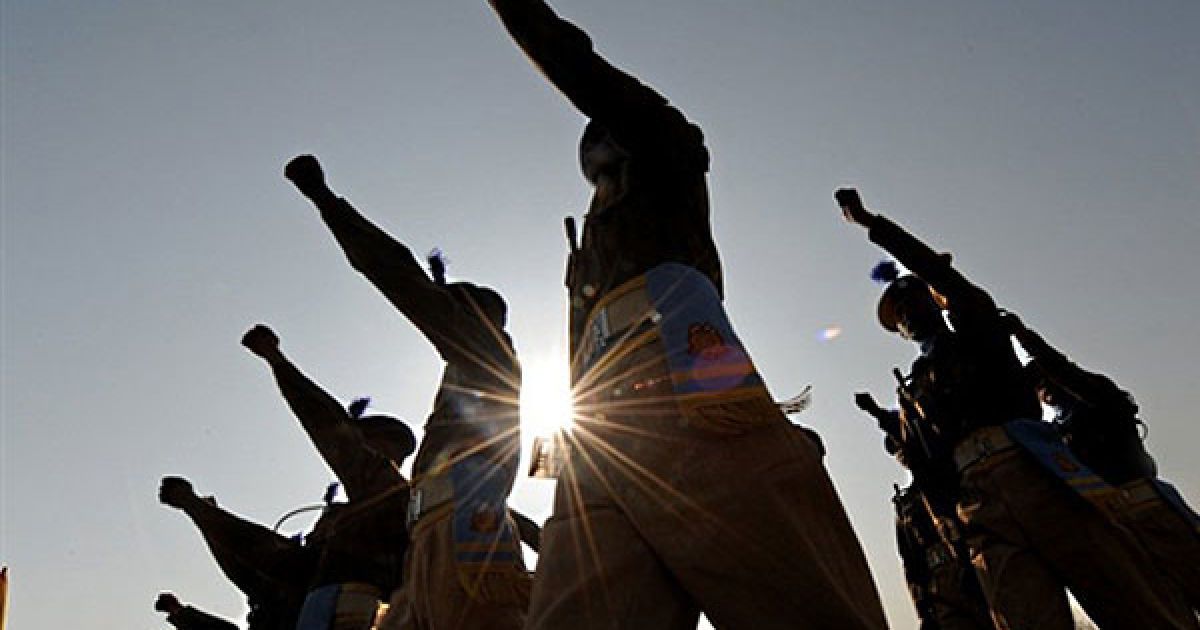 Індія, Срінагар. Індійські поліцейські федерального резерву беруть участь у параді у вербувальному центрі в Хумхамі. / © AFP