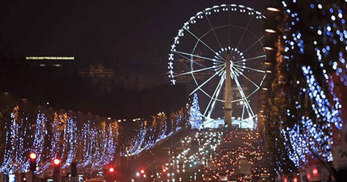 Франція, Париж. Різдвяні вогні освітлюють авеню на Єлисейських полях у Парижі. Мер Парижа Бертран Делано і французька актриса Мелані Лоран засвітили ці різдвяні вогні на знак початку підготовки до різдвяних свят. / © AFP