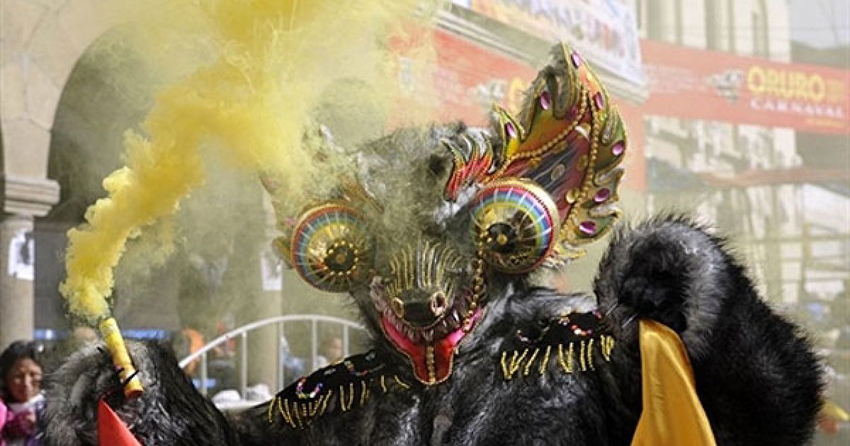 Болівія, Оруро. Танцюрист у костюмі "Diablada" бере участь у карнавал в Оруро. / © AFP