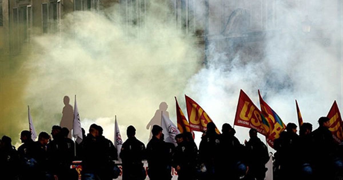 Італія, Рим. Італійська поліція стикається зі студентами під час масової акції протесту, яку студенти провели перед будівлею нижньої палати італійського парламенту в Римі. Студенти з кількох італійських міст виступили проти запропонованої урядової реформи у галузі освіти і скорочення бюджету. У римі маніфестанти прорвалися до Колізею і захопили Пізанську вежу / © AFP