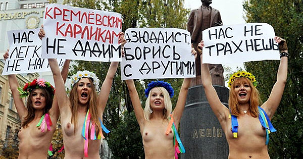 Україна, Київ. Активістки жіночого руху FEMEN провели у Києві топлес-акцію протесту проти візиту прем&rsquo;єр-міністра Росії Володимира Путіна до України. Дівчата вигукували гасла під час демонстрації біля пам&rsquo;ятнику Леніну в центрі Києва. Володимир Путін прибув до Києва для проведення переговорів з енергетичних питань з керівництвом України. Путін також обговорить співпрацю між країнами у газовій і атомній енергетиці, авіації, космосі та сільському господарстві зі своїм українським колегою Миколою Азаровим, а також зустрінеться з президентом країни Віктором Януковичем. / © AFP