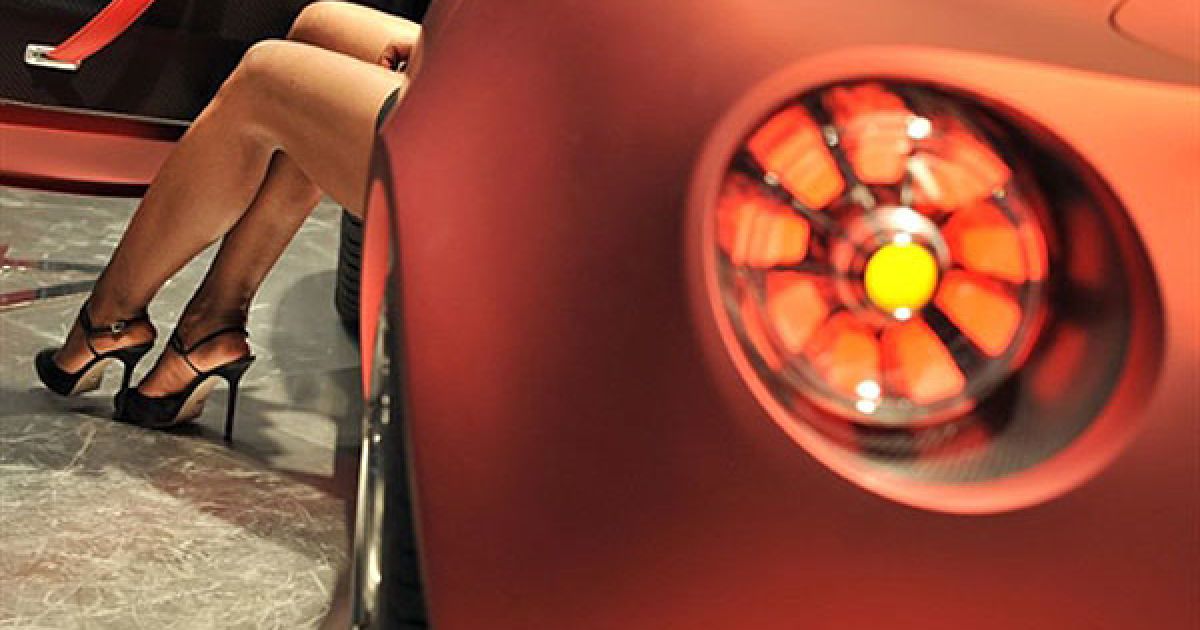Швейцарія, Женева. Модель поруч із концепт-каром Alfa Romeo 4C GTA на стенді італійського виробника автомобілів. У Швейцарії стартує 81-ий міжнародний Женевський автосалон, на якому цього року представлять 170 нових моделей. / © AFP